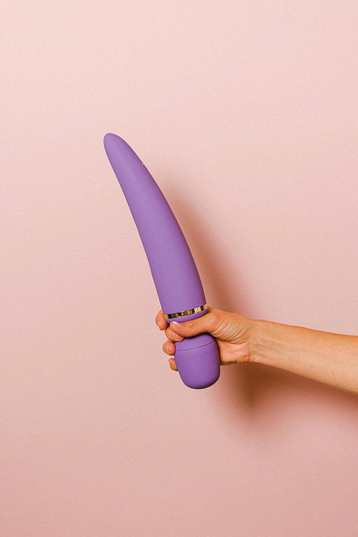 Hand holding a dildo from Kaamastra