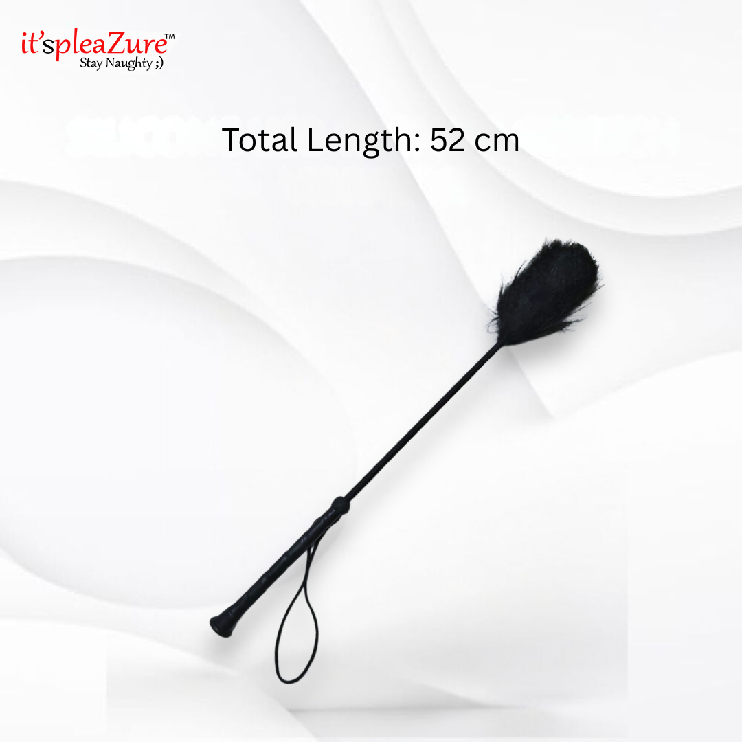 Black feather duster with total length 52 cm on a white background, brand 'it's pleazure' visible.